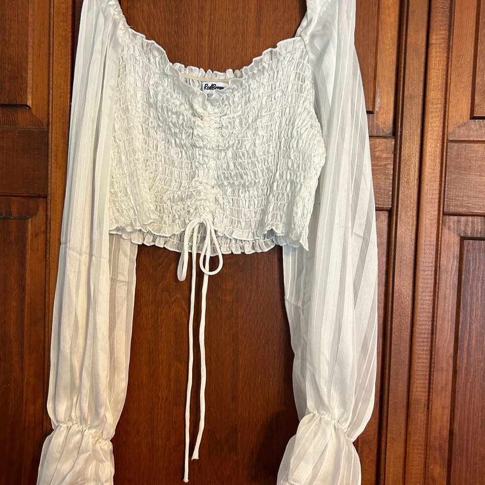 Red Berry white cropped long sleeve blouse size Medium ruched bodice